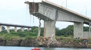 Jovens desistem de atravessar ponte minutos antes de sua queda