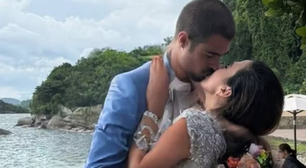 Tata Werneck e Rafael Vitti renovam votos de casamento em praia