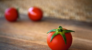 Um cozinheiro experiente ensina um truque para manter os tomates frescos por até seis meses: basta um canudo