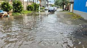 Chuva forte deixa ruas do Litoral do Paraná debaixo d'água