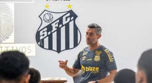 Jogadores do Santos têm primeiro contato com o técnico Pedro Caixinha