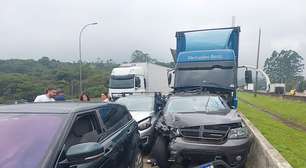 Rodoanel tem engavetamento com 10 veículos em SP; idosa morre e mais de 20 ficam feridos