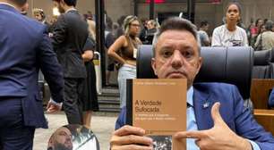 Ustra leva livro "A Verdade Sufocada" no seu primeiro dia como vereador