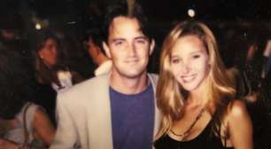 Lisa Kudrow descobre bilhete de Matthew Perry após 20 anos do fim de 'Friends'