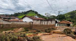 Chuva deixa desalojados, derruba pontes e afeta fornecimento de água e luz em cidade de MG