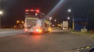 Ônibus argentino com mais de 50 multas vencidas é abordado no Litoral Norte