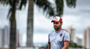 Rafael Lacerda testa time titular do Vila Nova em treino antes de estreia no Goianão; veja escalação