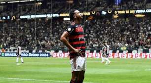 Carlinhos deixa futuro em aberto e despista: "Estou focado no Flamengo"