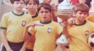 Nos anos 1970, esse menino era apaixonado por futebol e não imaginava que mais tarde se tornaria estrela dos domingos na TV. Reconhece?