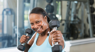 Fazer musculação depois dos 40 é bom, mas esse exercício é o mais eficaz para eliminar a flacidez, segundo especialista