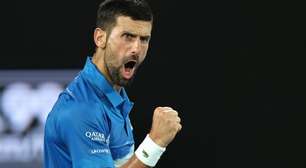 Djokovic sofre, mas vence na estreia do Australian Open