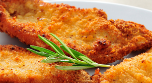 Filé de frango à milanesa sem fritar: crocante e sequinho