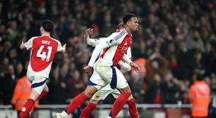 Arsenal vence Tottenham de virada e encosta no Liverpool