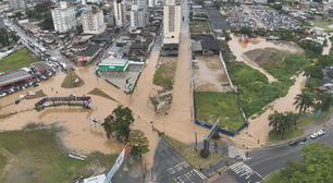 Fortes chuvas causam alagamentos em Santa Catarina; carros ficam submersos e ônibus tomba com 15 pessoas