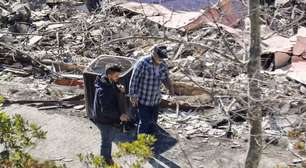 Mel Gibson visita destroços após ter mansão destruída em incêndio em Los Angeles