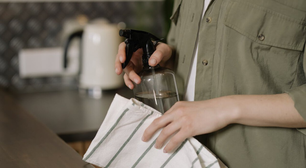 Tem que lavar uma vez por semana, mas ninguém faz: é um dos lugares mais sujos da cozinha