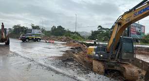 Cratera se abre após chuva e interdita rodovia em Santa Catarina