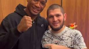 Khabib se encontra com Malhadinho nos bastidores do UFC 311 e 'arranha' português: 'Murro na cabeça'