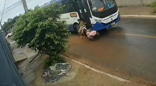 Mãe e filha em carrinho são arrastadas por ônibus e saem ilesas em MT; veja vídeo