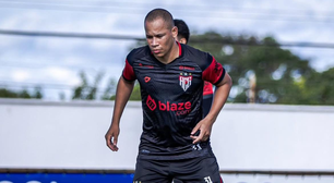 Atlético negocia a contratação de atacante para brigar por posição com Caio Dantas