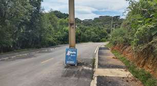 Rua é pavimentada e postes ficam posicionados no meio da via no PR