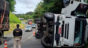 Tombamento de caminhão interdita totalmente a BR-376 em Tijucas do Sul