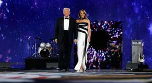 Melania Trump elege vestido com tiras e fenda para baile pós-posse de Donald Trump