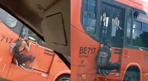 Homem é flagrado pendurado em ônibus em Curitiba: 'Andou por uns 2 ou 3 quilômetros'; veja o vídeo