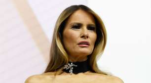 Vestido de Melania Trump para baile pós-posse de Trump repete tradição de 2017, mas inova com acessório nada discreto