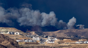 Incêndio florestal volta a atingir Los Angeles e força evacuação de milhares de pessoas