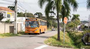 Passageiro é esfaquedo na cabeça durante arrastão em ônibus, em Curitiba; 20 pessoas foram roubadas