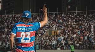 David Luiz é ovacionado pela torcida tricolor durante apresentação na Copa do Nordeste