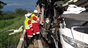 Duas pessoas morrem e 23 ficam feridas em acidente entre micro-ônibus e carreta na Via Dutra