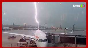 Passageiro flagra raio atingindo avião no aeroporto de Guarulhos durante temporal em SP