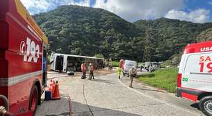 Ônibus com adolescentes a caminho do Beto Carrero World tomba e deixa feridos em SC