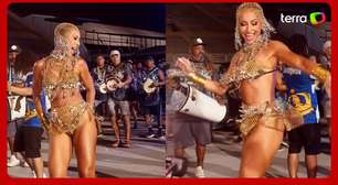 Com look de correntes, Sabrina Sato participa de ensaio da Unidos de Vila Isabel