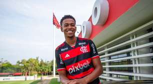 Vitória fecha contratação de Carlinhos, do Flamengo