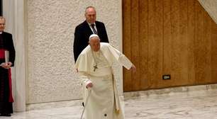 Papa Francisco tropeça ao entrar em audiência no Vaticano após quebra de bengala