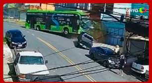 Ônibus desgovernado atinge carro e derruba árvore em São Paulo