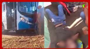 Moradores 'levantam' ônibus para resgatar motociclista preso debaixo do coletivo em Palmas (TO)