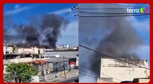 Incêndio em fábrica no RJ: bombeiros resgatam 21 pessoas e 10 estão em estado grave