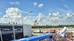 Torcida do Bahia lota aeroporto antes do embarque para jogo pela Pré-Libertadores