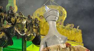 Carro da Acadêmicos do Tatuapé traz criança morta sendo segurada por estátua símbolo da Justiça