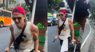 Ex-ator de Malhação volta a trabalhar como vendedor ambulante durante o carnaval no Rio