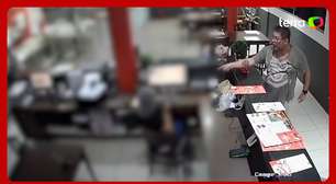 Cliente arremessa pedido em atendente de fast food