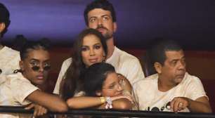 Anitta é flagrada em clima de romance com moreno misterioso na Sapucaí