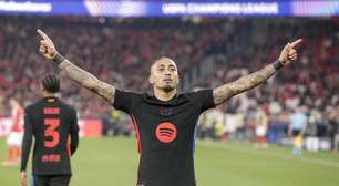 Raphinha decide e Barcelona supera Benfica com um a menos nas oitavas da Champions League