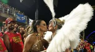 Viviane Araújo e Adriane Galisteu dão beijo em último dia da Sapucaí