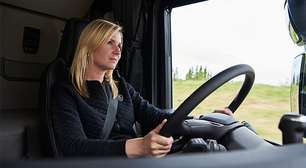 Mulheres que pilotam ônibus e caminhões podem aliviar crise