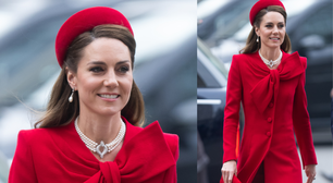 Kate Middleton e príncipe William comemoram visitam local que se casaram e princesa usa vermelho grifado